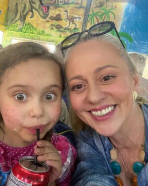 Guta Stresser Instagram - Ontem foi dia de aplaudir os sobrinhos Sophia (na apresentação da coreografia da Festa Julina da escola, ar-ra-sou 😍👏👏👏👏) e torcer (de longe) pelo @theodoro.labatut.oficial que arrasou com seu time de vôlei sub 13 do Círculo (aqui em Curicity) 🥇🥇🥰🥰🫶🏽🫶🏽 Viva os filhotes da mana @manulabatut 👏👏👏👏 
.
.
.
.
#sobrinhos #tiaguta #manulabatut #divalabatut #vovó #mamaē #sophia #sobrinhasophia #theolabatut #curitiba #paraná