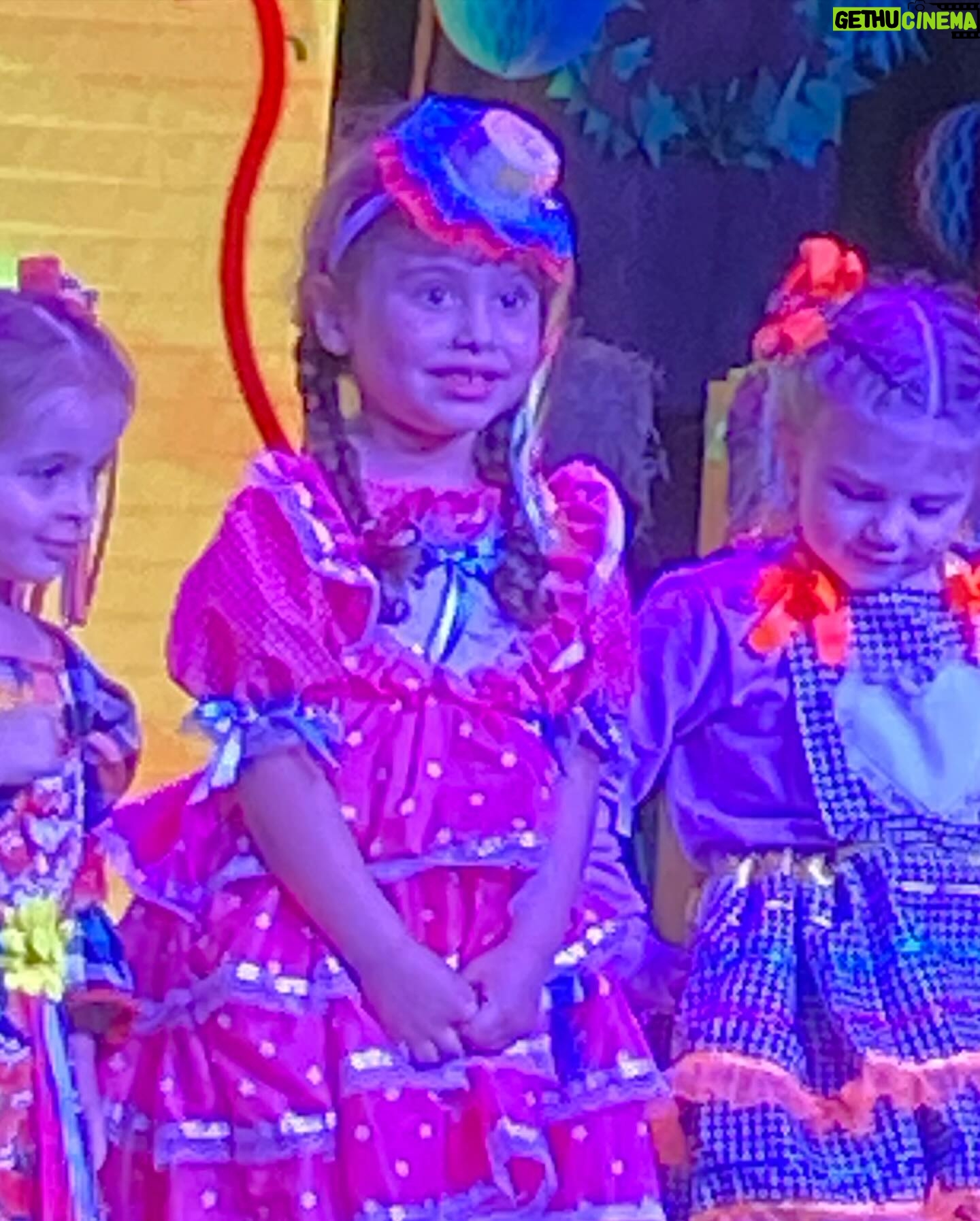 Guta Stresser - 724 Likes - Ontem foi dia de aplaudir os sobrinhos Sophia (na apresentação da coreografia da Festa Julina da escola, ar-ra-sou 😍👏👏👏👏) e torcer (de longe) pelo @theodoro.labatut.oficial que arrasou com seu time de vôlei sub 13 do Círculo (aqui em Curicity) 🥇🥇🥰🥰🫶🏽🫶🏽 Viva os filhotes da mana @manulabatut 👏👏👏👏
.
.
.
.
#sobrinhos #tiaguta #manulabatut #divalabatut #vovó #mamaē #sophia #sobrinhasophia #theolabatut #curitiba #paraná