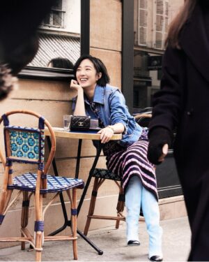 Gwei Lun-mei Instagram - 輕啓朱唇，
吻你，
ㄧ吋肌膚，
欲拒還迎。
留下，
ㄧ抹緋紅，
朝思暮想。

粉是純真無敵，
烙印夏日烈戀的橙。
棕偽裝沈穩，
猜不透紫梅色的她。
.

色彩是充滿力量的盟友，具有說服力的武器。
「覺得悲傷難過的時候，就擦上唇膏，主動出擊。」
——嘉柏麗·香奈兒

抬頭看康朋街31號寓所，遙想香奈兒女士沿著迴旋鏡梯而上，那一刻起開展的故事，創造了31 Le Rouge ！

#31LEROUGE
#CHANELMAKEUP
@CHANEL.BEAUTY