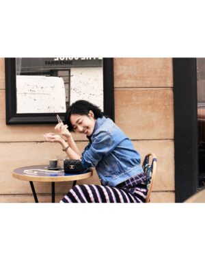 Gwei Lun-mei Instagram - 輕啓朱唇，
吻你，
ㄧ吋肌膚，
欲拒還迎。
留下，
ㄧ抹緋紅，
朝思暮想。

粉是純真無敵，
烙印夏日烈戀的橙。
棕偽裝沈穩，
猜不透紫梅色的她。
.

色彩是充滿力量的盟友，具有說服力的武器。
「覺得悲傷難過的時候，就擦上唇膏，主動出擊。」
——嘉柏麗·香奈兒

抬頭看康朋街31號寓所，遙想香奈兒女士沿著迴旋鏡梯而上，那一刻起開展的故事，創造了31 Le Rouge ！

#31LEROUGE
#CHANELMAKEUP
@CHANEL.BEAUTY