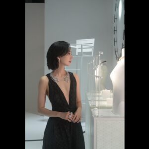 Gwei Lun-mei Instagram - 相信20年，30年或是更久的以後，人們還是會驚艷於香奈兒Haute Joaillerie《Sport》系列。

結合異材質，運動元素，珍稀彩寶與鑽飾的系列。
玩轉於速度與線條，高雅和實用機能之間的作品。

此系列充分詮釋香奈兒女士對於自由與律動的嚮往，和走出自己那一條路的膽識。
.
.
很榮幸與香奈兒腕錶暨高級珠寶總裁Frédéric Grangié在台北相聚。

這是我擁有過最感動，最溫暖的颱風夜。
謝謝Chanel Taiwan。
👏👏👏❤️❤️❤️🎉🎉🎉

@chanelofficial
#CHANELHauteJoaillerieSport 
#CHANELHighJewelry