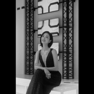 Gwei Lun-mei Instagram - 相信20年，30年或是更久的以後，人們還是會驚艷於香奈兒Haute Joaillerie《Sport》系列。

結合異材質，運動元素，珍稀彩寶與鑽飾的系列。
玩轉於速度與線條，高雅和實用機能之間的作品。

此系列充分詮釋香奈兒女士對於自由與律動的嚮往，和走出自己那一條路的膽識。
.
.
很榮幸與香奈兒腕錶暨高級珠寶總裁Frédéric Grangié在台北相聚。

這是我擁有過最感動，最溫暖的颱風夜。
謝謝Chanel Taiwan。
👏👏👏❤️❤️❤️🎉🎉🎉

@chanelofficial
#CHANELHauteJoaillerieSport 
#CHANELHighJewelry