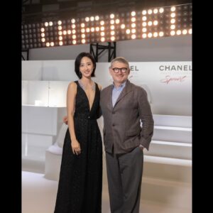 Gwei Lun-mei Instagram - 相信20年，30年或是更久的以後，人們還是會驚艷於香奈兒Haute Joaillerie《Sport》系列。

結合異材質，運動元素，珍稀彩寶與鑽飾的系列。
玩轉於速度與線條，高雅和實用機能之間的作品。

此系列充分詮釋香奈兒女士對於自由與律動的嚮往，和走出自己那一條路的膽識。
.
.
很榮幸與香奈兒腕錶暨高級珠寶總裁Frédéric Grangié在台北相聚。

這是我擁有過最感動，最溫暖的颱風夜。
謝謝Chanel Taiwan。
👏👏👏❤️❤️❤️🎉🎉🎉

@chanelofficial
#CHANELHauteJoaillerieSport 
#CHANELHighJewelry