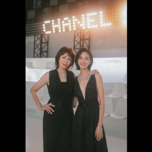 Gwei Lun-mei Instagram - 相信20年，30年或是更久的以後，人們還是會驚艷於香奈兒Haute Joaillerie《Sport》系列。

結合異材質，運動元素，珍稀彩寶與鑽飾的系列。
玩轉於速度與線條，高雅和實用機能之間的作品。

此系列充分詮釋香奈兒女士對於自由與律動的嚮往，和走出自己那一條路的膽識。
.
.
很榮幸與香奈兒腕錶暨高級珠寶總裁Frédéric Grangié在台北相聚。

這是我擁有過最感動，最溫暖的颱風夜。
謝謝Chanel Taiwan。
👏👏👏❤️❤️❤️🎉🎉🎉

@chanelofficial
#CHANELHauteJoaillerieSport 
#CHANELHighJewelry