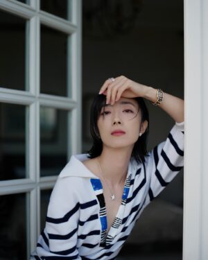 Gwei Lun-mei Instagram - Un voyage aussi beau que des bijoux.

我們聚在半島南端的別墅Villa La Vigie，這裡曾經是Karl先生的住所。
傍晚時分，斜陽落在我的側臉，隔著弧形海岸望向對面的摩納哥城區。我不禁想，Karl先生是否曾經站在這裡，憶起他在童年時，那個能夠俯瞰漢堡易北河的家？

一瞬間，我竟幻想自己就住在這裡了。

.
.
Stylist: @fangchilun 
Makeup Artist: Yao, Chun-Mei
Hair Stylist: @sydni_q @zoomhairstyling 
Tailor: 佳珍姐
Jewelry: Chanel PREMIÈRE腕錶，Chanel COMÈTE 高級珠寶系列項鍊、耳環及戒指

#CHANELHighJewelry #CHANELHauteJoaillerieSport 
@chanelofficial