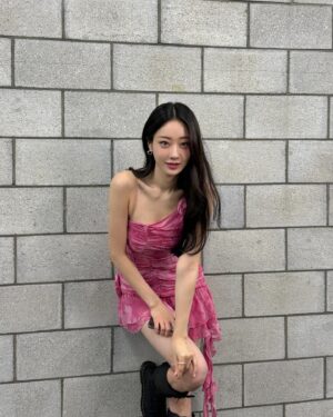 Gyeongree Instagram - 체리 더쇼 첫방 보셨나요🩷
오랜만의 컴백 이었는데 이른 아침부터 달려와준 우리 리버들
너무너무 고마워
오늘 하루종일 두통에 시달렸어
이제 밥먹고 정신이 좀 들어서 올려보는 사진들
(원래 생방전에 업로드 하는 거였지..? 분발하자)

무대 안본 사람들은 유튜브로 꼭 보기..🤙🏻