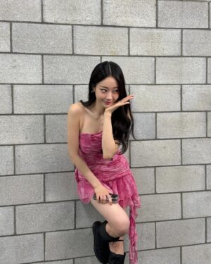 Gyeongree Instagram - 체리 더쇼 첫방 보셨나요🩷
오랜만의 컴백 이었는데 이른 아침부터 달려와준 우리 리버들
너무너무 고마워
오늘 하루종일 두통에 시달렸어
이제 밥먹고 정신이 좀 들어서 올려보는 사진들
(원래 생방전에 업로드 하는 거였지..? 분발하자)

무대 안본 사람들은 유튜브로 꼭 보기..🤙🏻