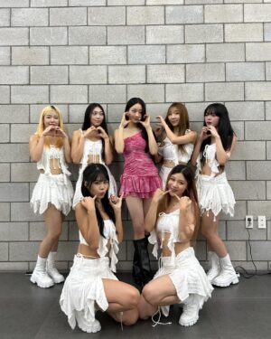 Gyeongree Instagram - 체리 더쇼 첫방 보셨나요🩷
오랜만의 컴백 이었는데 이른 아침부터 달려와준 우리 리버들
너무너무 고마워
오늘 하루종일 두통에 시달렸어
이제 밥먹고 정신이 좀 들어서 올려보는 사진들
(원래 생방전에 업로드 하는 거였지..? 분발하자)

무대 안본 사람들은 유튜브로 꼭 보기..🤙🏻