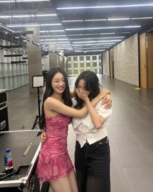 Gyeongree Instagram - 체리 더쇼 첫방 보셨나요🩷
오랜만의 컴백 이었는데 이른 아침부터 달려와준 우리 리버들
너무너무 고마워
오늘 하루종일 두통에 시달렸어
이제 밥먹고 정신이 좀 들어서 올려보는 사진들
(원래 생방전에 업로드 하는 거였지..? 분발하자)

무대 안본 사람들은 유튜브로 꼭 보기..🤙🏻