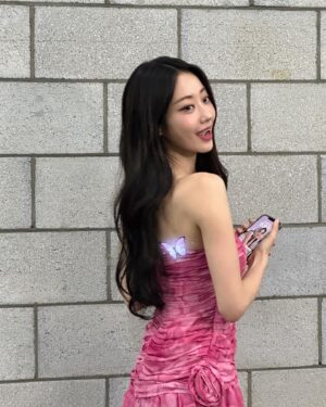 Gyeongree Instagram - 체리 더쇼 첫방 보셨나요🩷
오랜만의 컴백 이었는데 이른 아침부터 달려와준 우리 리버들
너무너무 고마워
오늘 하루종일 두통에 시달렸어
이제 밥먹고 정신이 좀 들어서 올려보는 사진들
(원래 생방전에 업로드 하는 거였지..? 분발하자)

무대 안본 사람들은 유튜브로 꼭 보기..🤙🏻