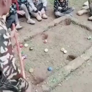 Habib Esmaili Instagram - یادبازیهای نوجوانان دوران قدیم افتادم ، وامروز باکمترین هزینه وابتکار توانسته اند برای خودبازی و سرگرمی تهیه نمایند. آنهم بیلیارد که تفریح نسبتا گرانی می‌باشد