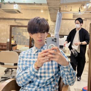 Hajime Shacho Instagram - 髪の毛切りました〜！！
春っぽく濃いめのピンクブラウン🌸
竹内さんありがとうございました！🐬