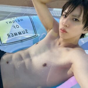 Hajime Shacho Instagram - かろうじて腹筋割れてる🏊‍♂️