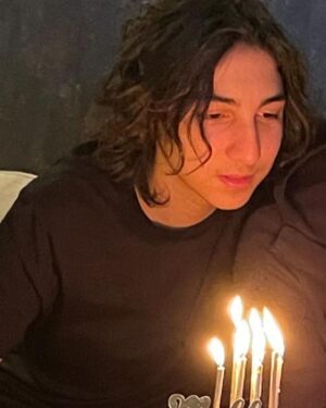 Hakan Bilgin Instagram - Seneler geçiyor, yaş alıyor evlat, büyüyor acısıyla , derdiyle,sevdasıyla… 18 sene geçti baba olarak güzel, Derin olarak belki zor belki çok zor ama hep sevdalı.Bana bu güne kadar yaşattığın her an için binlerce kez teşekkür ediyorum. İstediğim vicdanlı , güleryüzlü evladımı Tanrım bana bağışladı. Bu güne kadar hep mutlu ol diye çalıştım yine devam edeceğim , yolun hep açık olsun, @derin_bilgin_falan …Dünyam benim…
