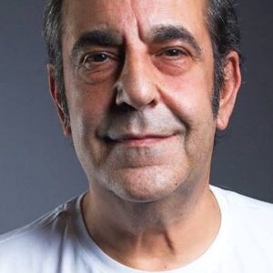 Hakan Bilgin Instagram - Beraber çalışabilen şanslı oyunculardandım, disiplini ve mütevaziliği ile nefis bir abiydi, yıllar sonra yolda karşılaştık, bana “Hakanım naber? “ demişti , bende “ bana MFÖ ın Özkan Uğur’ u bunu diyor ya daha ne istim hayattan “ demiştim çok gülmüştük. Hep gülümseyen ,hep güzel insandı …Ardından hep güzel , hep iyi sözcükler bıraktı, çok özlicem Özkan abi…