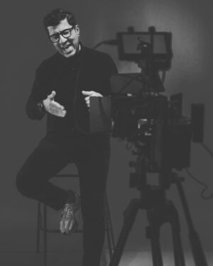Hakan Bilgin Instagram - Bazen durmak lazım uyumsuzluğun içinde var olabilmek için , bakmak gerek çevrene ne var diye, akışına kapılmadan hayatın fark etmek gerek , ne olursa olsun  kötü olmamak için….