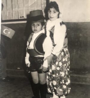 Hakan Bilgin Instagram - Yıllar yıllar  önce ablamla yine 23 nisana hazırlanmıştık, hayata o zaman da hep heyecanla , umutla bağlıydım…. Dünya , ülkem bana ne yaşatırsa yaşatsın, şikayet etmeden , tutunmaya , ayakta kalmaya çalıştım. Böyle olmaz dediler, kavga et , savaş , severek nereye kadar  ayakta durabilirsin ? Ben de dedim ki “ buraya kadar geldim sadece severek , fena da değil , sevmeye devam” 55 i bitirdim , devamında görüşmek dileğiyle🦋