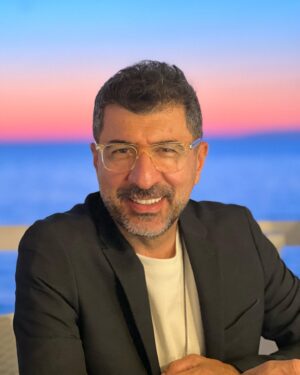 Hakan Bilgin Instagram - Kıbrısta ne güzel insanlarala tanıştım teşekkürler @dovec_group çalışanları, nice seneler görüşelim, hep gülelim , güzel hatırlayalım , sağolun var olun 🙏🦋🙏