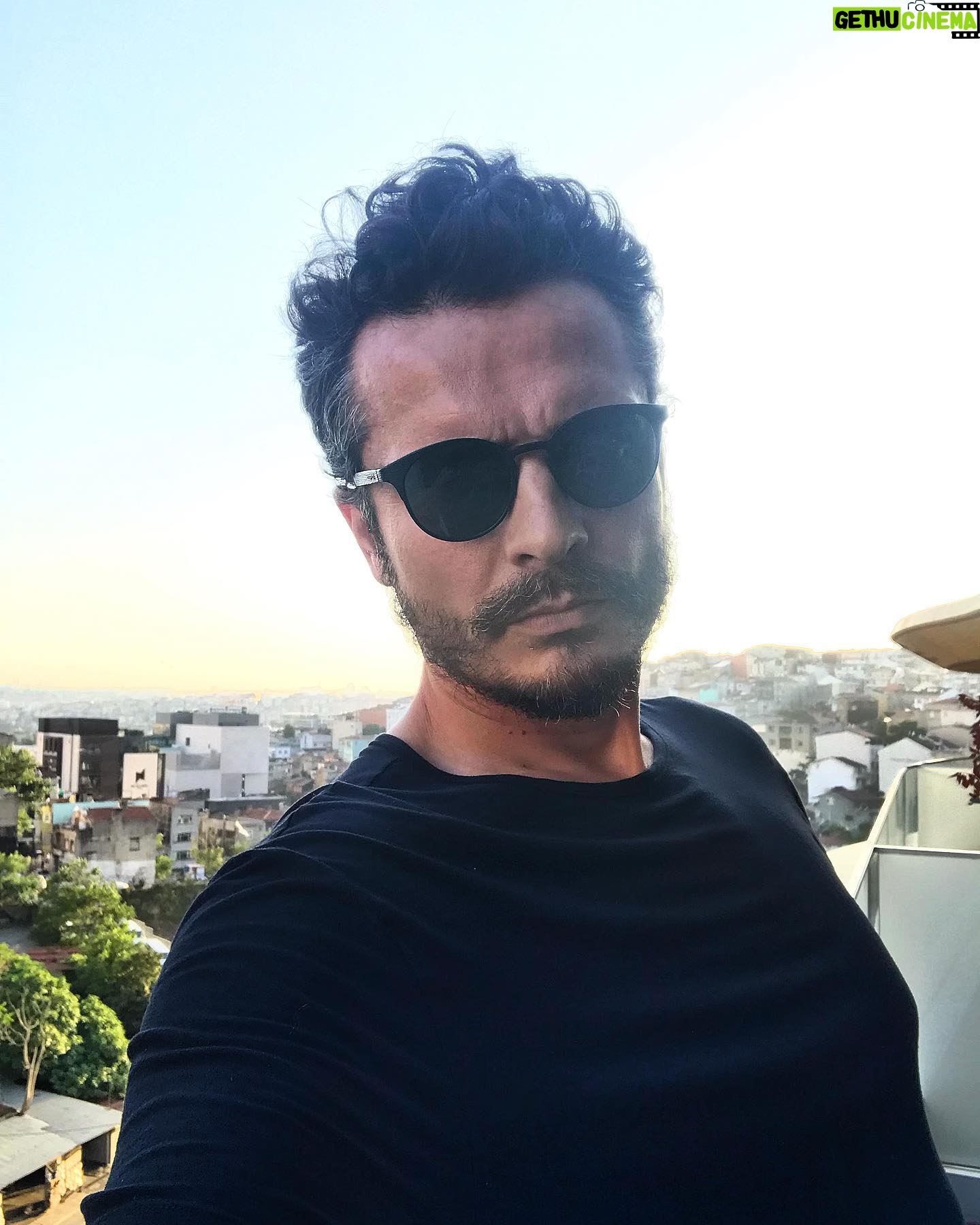 Hakan Eratik - 2.7K Likes - #istanbul #puslukıtalaratlası #hakaneratik #erratic #sunset