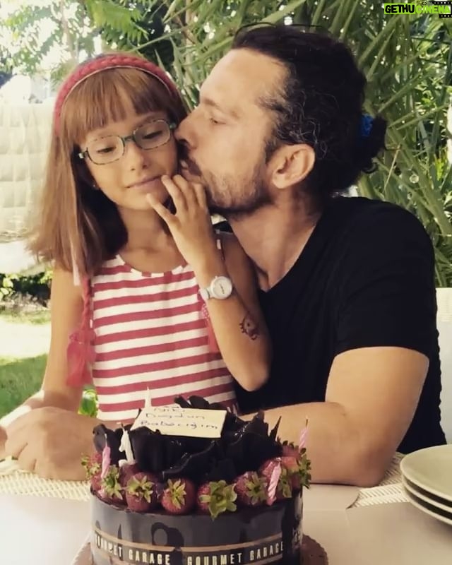 Hakan Eratik - 1.5K Likes - 40. Yaş günümü kutluyoruz 🎂🌈🌹bana güzel kızımı veren Allah'a şükürler olsun 🙏🏻 ve teşekkürler güzel kadın güzel anne @yesimsalkimofficial 🌈😘🎂💙🌸🙌🏻 #hakaneratik #erratic #dogumgunu #40