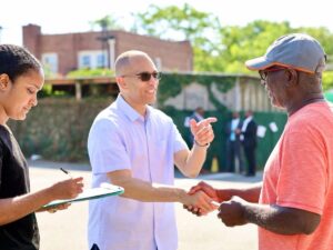 Hakeem Jeffries Instagram - Thankful to everyone who came out to this weekend’s outdoor office hours #CongressOnYourCorner event 🙏🏾🙌🏾🙏🏾