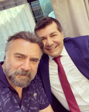 Hakkı Ergök Instagram - Bakmayın dizilerde didiştiğimize. Biz 40 yıllık dostuz. @oktaykaynarca #oktaykaynarca #eskiyadunyayahukumdarolmaz #atv #edho
