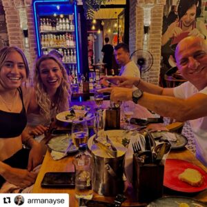 Haldun Dormen Instagram - #Repost @armanayse with @use.repost
・・・
Harika bi geceydiii⭐️⭐️ @midye7 ‘de Geleneksel Midye Aile Buluşmamızı gerçekleştirdik. Sevgili Burçin ve ailesinin lokantasında, her yaz olduğu gibi, çatalları bıçakları bırakıp, ellerimizle midye olayına daldık. @mkazimapa ‘yı da bol bol andık, Burçin’le Kazım Abi sayesinde tanıştık, iyi ki tanışmışız, her yaz sektirmeden gidiyoruzzzz, mide 7’yi çooook seviyoruzzzz. Ve tabii ki @haldundormen bütün lokantayla fotoğraf çektirdi, hatta bütün sokakla:))) Mutlu mesut evimize geldik. Ama o midyeler yok mu o midyeler….💕💕
@haldundormen @alyadormen @omerdormen @ahmetutlu #leylautlu @osmanyilmaaz #midye7