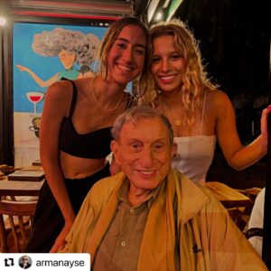 Haldun Dormen Instagram - #Repost @armanayse with @use.repost
・・・
Harika bi geceydiii⭐️⭐️ @midye7 ‘de Geleneksel Midye Aile Buluşmamızı gerçekleştirdik. Sevgili Burçin ve ailesinin lokantasında, her yaz olduğu gibi, çatalları bıçakları bırakıp, ellerimizle midye olayına daldık. @mkazimapa ‘yı da bol bol andık, Burçin’le Kazım Abi sayesinde tanıştık, iyi ki tanışmışız, her yaz sektirmeden gidiyoruzzzz, mide 7’yi çooook seviyoruzzzz. Ve tabii ki @haldundormen bütün lokantayla fotoğraf çektirdi, hatta bütün sokakla:))) Mutlu mesut evimize geldik. Ama o midyeler yok mu o midyeler….💕💕
@haldundormen @alyadormen @omerdormen @ahmetutlu #leylautlu @osmanyilmaaz #midye7