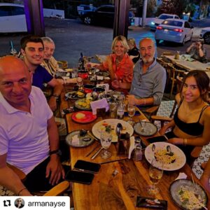 Haldun Dormen Instagram - #Repost @armanayse with @use.repost
・・・
Harika bi geceydiii⭐️⭐️ @midye7 ‘de Geleneksel Midye Aile Buluşmamızı gerçekleştirdik. Sevgili Burçin ve ailesinin lokantasında, her yaz olduğu gibi, çatalları bıçakları bırakıp, ellerimizle midye olayına daldık. @mkazimapa ‘yı da bol bol andık, Burçin’le Kazım Abi sayesinde tanıştık, iyi ki tanışmışız, her yaz sektirmeden gidiyoruzzzz, mide 7’yi çooook seviyoruzzzz. Ve tabii ki @haldundormen bütün lokantayla fotoğraf çektirdi, hatta bütün sokakla:))) Mutlu mesut evimize geldik. Ama o midyeler yok mu o midyeler….💕💕
@haldundormen @alyadormen @omerdormen @ahmetutlu #leylautlu @osmanyilmaaz #midye7