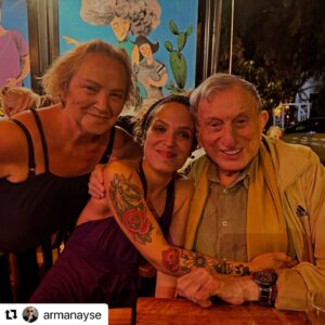 Haldun Dormen Instagram - #Repost @armanayse with @use.repost
・・・
Harika bi geceydiii⭐️⭐️ @midye7 ‘de Geleneksel Midye Aile Buluşmamızı gerçekleştirdik. Sevgili Burçin ve ailesinin lokantasında, her yaz olduğu gibi, çatalları bıçakları bırakıp, ellerimizle midye olayına daldık. @mkazimapa ‘yı da bol bol andık, Burçin’le Kazım Abi sayesinde tanıştık, iyi ki tanışmışız, her yaz sektirmeden gidiyoruzzzz, mide 7’yi çooook seviyoruzzzz. Ve tabii ki @haldundormen bütün lokantayla fotoğraf çektirdi, hatta bütün sokakla:))) Mutlu mesut evimize geldik. Ama o midyeler yok mu o midyeler….💕💕
@haldundormen @alyadormen @omerdormen @ahmetutlu #leylautlu @osmanyilmaaz #midye7