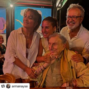 Haldun Dormen Instagram - #Repost @armanayse with @use.repost
・・・
Harika bi geceydiii⭐️⭐️ @midye7 ‘de Geleneksel Midye Aile Buluşmamızı gerçekleştirdik. Sevgili Burçin ve ailesinin lokantasında, her yaz olduğu gibi, çatalları bıçakları bırakıp, ellerimizle midye olayına daldık. @mkazimapa ‘yı da bol bol andık, Burçin’le Kazım Abi sayesinde tanıştık, iyi ki tanışmışız, her yaz sektirmeden gidiyoruzzzz, mide 7’yi çooook seviyoruzzzz. Ve tabii ki @haldundormen bütün lokantayla fotoğraf çektirdi, hatta bütün sokakla:))) Mutlu mesut evimize geldik. Ama o midyeler yok mu o midyeler….💕💕
@haldundormen @alyadormen @omerdormen @ahmetutlu #leylautlu @osmanyilmaaz #midye7