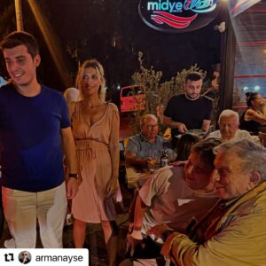 Haldun Dormen Instagram - #Repost @armanayse with @use.repost
・・・
Harika bi geceydiii⭐️⭐️ @midye7 ‘de Geleneksel Midye Aile Buluşmamızı gerçekleştirdik. Sevgili Burçin ve ailesinin lokantasında, her yaz olduğu gibi, çatalları bıçakları bırakıp, ellerimizle midye olayına daldık. @mkazimapa ‘yı da bol bol andık, Burçin’le Kazım Abi sayesinde tanıştık, iyi ki tanışmışız, her yaz sektirmeden gidiyoruzzzz, mide 7’yi çooook seviyoruzzzz. Ve tabii ki @haldundormen bütün lokantayla fotoğraf çektirdi, hatta bütün sokakla:))) Mutlu mesut evimize geldik. Ama o midyeler yok mu o midyeler….💕💕
@haldundormen @alyadormen @omerdormen @ahmetutlu #leylautlu @osmanyilmaaz #midye7