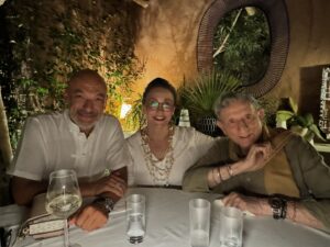 Haldun Dormen Instagram - Kaan ile Kurul’da bir araya gelmek çok güzeldi. Hele o güzel lokantasında yemek yemek ve dostluk etmek tatilimin en güzel gecelerinden birini oluşturdu. Lokantası Ege’nin en mükemmel lokantalarından biri haline gelmiş. Kaan’dan başka türlüsünü beklemezdim zaten…
@kurulbitez @kaancakirresmi @omerdormen @armanayse @ocalruhsar @alyadormen @osmanyilmaaz