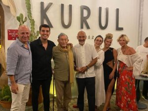 Haldun Dormen Instagram - Kaan ile Kurul’da bir araya gelmek çok güzeldi. Hele o güzel lokantasında yemek yemek ve dostluk etmek tatilimin en güzel gecelerinden birini oluşturdu. Lokantası Ege’nin en mükemmel lokantalarından biri haline gelmiş. Kaan’dan başka türlüsünü beklemezdim zaten…
@kurulbitez @kaancakirresmi @omerdormen @armanayse @ocalruhsar @alyadormen @osmanyilmaaz