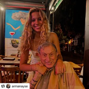 Haldun Dormen Instagram - #Repost @armanayse with @use.repost
・・・
Harika bi geceydiii⭐️⭐️ @midye7 ‘de Geleneksel Midye Aile Buluşmamızı gerçekleştirdik. Sevgili Burçin ve ailesinin lokantasında, her yaz olduğu gibi, çatalları bıçakları bırakıp, ellerimizle midye olayına daldık. @mkazimapa ‘yı da bol bol andık, Burçin’le Kazım Abi sayesinde tanıştık, iyi ki tanışmışız, her yaz sektirmeden gidiyoruzzzz, mide 7’yi çooook seviyoruzzzz. Ve tabii ki @haldundormen bütün lokantayla fotoğraf çektirdi, hatta bütün sokakla:))) Mutlu mesut evimize geldik. Ama o midyeler yok mu o midyeler….💕💕
@haldundormen @alyadormen @omerdormen @ahmetutlu #leylautlu @osmanyilmaaz #midye7