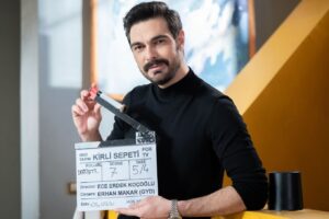 Halil İbrahim Ceyhan Instagram - Başta bana güvenerek Murat rolünü teslim eden yapımcımız Fatih Aksoy olmak üzere, yönetmenlerim, set  ekibinde yer alan tüm arkadaşlarıma ve birbirinden değerli oyuncu dostlarıma çok teşekkür ederim. Güzel bir sene geçirdik şimdi yeni heyecanlara yol alma vakti… Hoşçakal Kirli Sepeti🙏🏻🫶🏻
