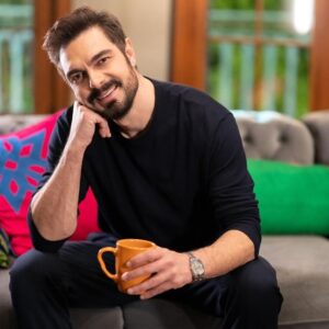 Halil İbrahim Ceyhan Instagram - Başta bana güvenerek Murat rolünü teslim eden yapımcımız Fatih Aksoy olmak üzere, yönetmenlerim, set  ekibinde yer alan tüm arkadaşlarıma ve birbirinden değerli oyuncu dostlarıma çok teşekkür ederim. Güzel bir sene geçirdik şimdi yeni heyecanlara yol alma vakti… Hoşçakal Kirli Sepeti🙏🏻🫶🏻