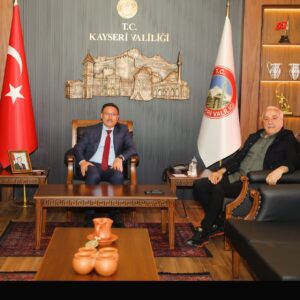 Halil İbrahim Kalaycıoğlu Instagram - Bugün Kayseri Valimiz sn Gökmen Çiçek beyefendiyi ziyarete gittim,muhteşem bir misafirperverlik gösterdi kendisine teşekkürler. Valilikten ayrıldıktan sonra iş adamlaları arkadaşların sohbetine katıldım,Valimizi nasıl buluyorsunuz diye sorunca hepside ayrı ayrı Vali beyden çok memnun olduklarını ve sevdiklerini söyleyerek memnuniyetlerini belirttiklerinde Kendisine olan hayranlığım kat,kat arttı ve çok gurur duydum.Sn valim iyiki varsınız Allah yolunuzu açık eylesin.