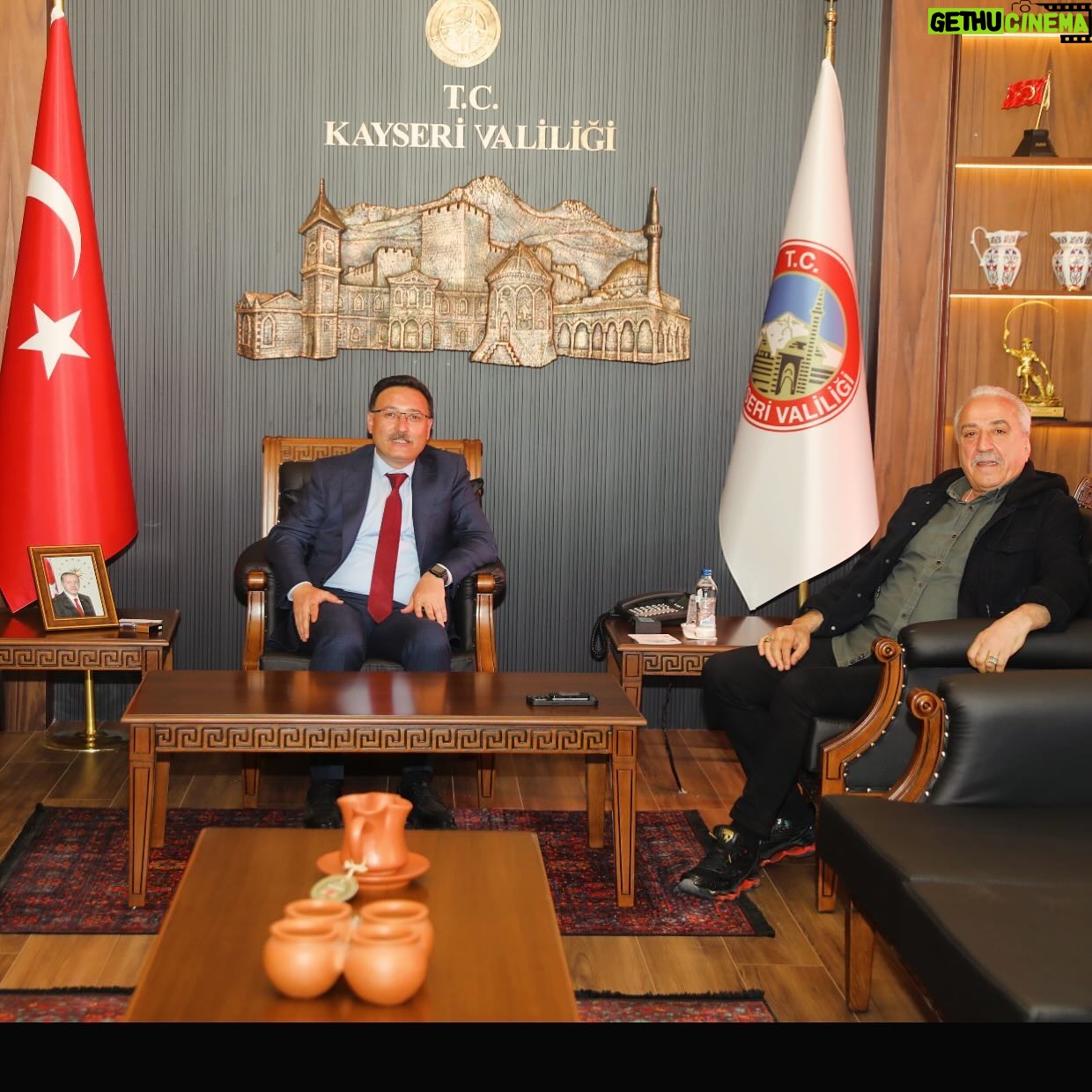 Halil İbrahim Kalaycıoğlu - 645 Likes - Bugün Kayseri Valimiz sn Gökmen Çiçek beyefendiyi ziyarete gittim,muhteşem bir misafirperverlik gösterdi kendisine teşekkürler. Valilikten ayrıldıktan sonra iş adamlaları arkadaşların sohbetine katıldım,Valimizi nasıl buluyorsunuz diye sorunca hepside ayrı ayrı Vali beyden çok memnun olduklarını ve sevdiklerini söyleyerek memnuniyetlerini belirttiklerinde Kendisine olan hayranlığım kat,kat arttı ve çok gurur duydum.Sn valim iyiki varsınız Allah yolunuzu açık eylesin.