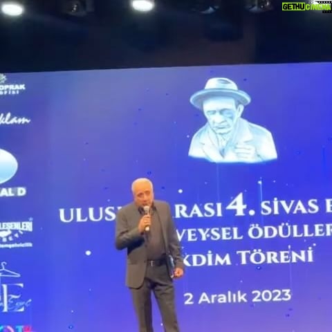 Halil İbrahim Kalaycıoğlu - 703 Likes - uluslar arası 4. Aşık Veyseli anma gecesi ,Onur ödülülünü aldık ama uzun hava söylemeyince bırakmadılar.