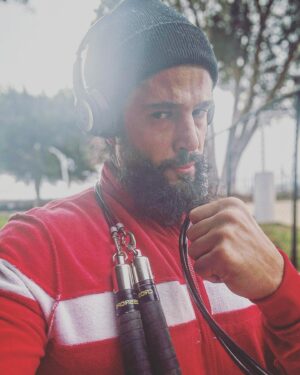 Haluk Piyes Instagram - Bu tarz resmimi gördüğünüzde bilinki bir kaç dakika evvel bir paylaşımım daha kaldırılmıştır…birilerin rahatsız olması bile güzel!😎👊🏻
Herkes herşey oldu herşeyi herkesi savundu ama kendileriyle çelişti ve insan olamadı konu Gazze olunca!!!

#stopkillingchildren
#weareallpalestinians
#weareredwearewhite
#weareturkishdynamite 
#conquer #takeover
 #kanakking
#love #peace