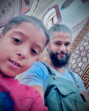 Haluk Piyes Instagram - - The Real Spiderman & The Beardman - 

Onca savaş ölüm görmüş ve inadına gülen çocuklar… çok ders var…Her çocuk önemli!!! 

#çocuk 
#future #kids 
#savechildren

#love & #peace