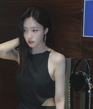 Ham Eun-jeong Instagram - 왠지 이런 꾸밈을 할때면 내 성격..분위기도
Make over 되는 기뷴🤭… #나이게아니게