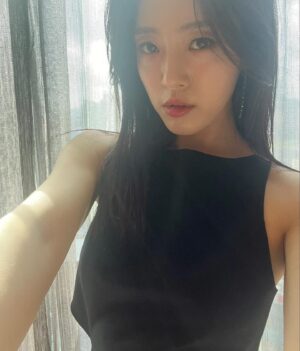 Ham Eun-jeong Instagram - 왠지 이런 꾸밈을 할때면 내 성격..분위기도
Make over 되는 기뷴🤭… #나이게아니게