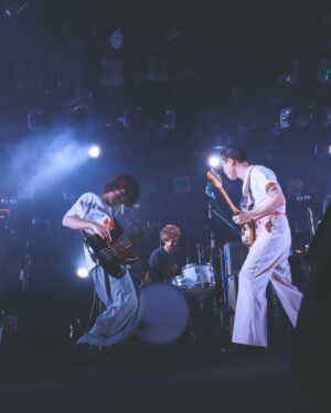Hama Okamoto Instagram - 💡

OKAMOTO'Sが久しぶりに大きい音でライブをやりました。
1日目のタイトルは「なんてったってポン！」
2日目のタイトルは「ポン！てったってなん」

なんの捻りも加えずにただストレートにセットリストをこなすのでもよかったのですが、なんだか座りが悪かったので1日目は「本編は３曲、アンコール２時間弱」という構成でお届けし、2日目はそれをそっくりひっくり返してやりました。
自分が何をやってるんだか、もうわからなくなりました。
気がつけば僕はギターを握り、また気がつけばマイクを握り、完全に自分を見失った頃にはライブが終わっていたのであれは夢だったのかもしれません。

ただ言える事は、両日とも集まってくれた皆さまの歓声！理解度！合いの手！顔面！どれをとっても素晴らしく、本当にお陰様で大成功でした。
あればっかりは夢でないと思いたいです。

またこんな機会があったらいいなと思いながら駆け抜けた２日間でした。
本当にみんなありがとう！

Photo by @lily0141