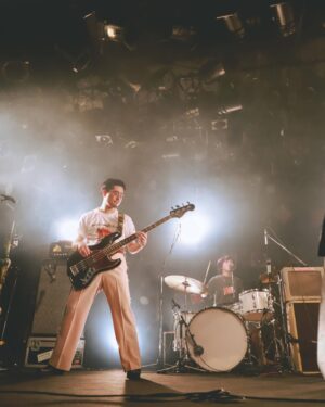 Hama Okamoto Instagram - 💡

OKAMOTO'Sが久しぶりに大きい音でライブをやりました。
1日目のタイトルは「なんてったってポン！」
2日目のタイトルは「ポン！てったってなん」

なんの捻りも加えずにただストレートにセットリストをこなすのでもよかったのですが、なんだか座りが悪かったので1日目は「本編は３曲、アンコール２時間弱」という構成でお届けし、2日目はそれをそっくりひっくり返してやりました。
自分が何をやってるんだか、もうわからなくなりました。
気がつけば僕はギターを握り、また気がつけばマイクを握り、完全に自分を見失った頃にはライブが終わっていたのであれは夢だったのかもしれません。

ただ言える事は、両日とも集まってくれた皆さまの歓声！理解度！合いの手！顔面！どれをとっても素晴らしく、本当にお陰様で大成功でした。
あればっかりは夢でないと思いたいです。

またこんな機会があったらいいなと思いながら駆け抜けた２日間でした。
本当にみんなありがとう！

Photo by @lily0141