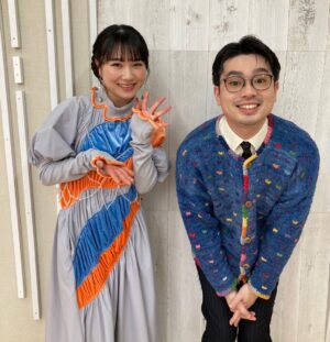 Hama Okamoto Instagram - 👓✒️

JINS PARK編集長のお仕事。
新しい記事はモーニング娘。'24の石田亜佑美さん(@ayumi_ishida.official )との対談です。

僕が"アイドル"という存在をミュージシャンとして再認識し、尊敬するようになったキッカケが石田さんでした。

知り合って長いですが、初めてゆっくり対談という形でお話しさせてもらいました。
ぜひご一読ください！

写真は取材後に撮ってもらったものです。
緊張しています（笑）