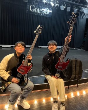 Hama Okamoto Instagram - 🤝

福岡公演無事に終わりました。
本日も皆様ありがとうございました。
「OKAMOTO'Sが4人揃って好きなものは小坂忠とアボカド(敬称略)」これ忘れずに覚えておいてください。

今日のライブには友達のたいちも来てくれまして、
僕が近年リフィニッシュして使用しているJBとほぼ見た目が同じベースを買ったとの事で、終わった後に弾き比べをしました。ネックの感じもほぼ同じで驚いた。
いいの買えてよかったね🤝