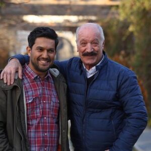 Hamed Behdad Instagram - ما که حال کردیم. چه اون وقتی که یازده سالم  بود تو سینما، رو پرده، عقابها رو ازت دیدم و بعدش رفتی از ایران و عکساتو جمع میکردم و با بتاماکس و وی اچ اس دنبالت میکردیم چه سالها بعد که از غربت برگشتی و تو تالار وحدت دیدمت و از کارم تو اولین فیلمم  تعریف کردی چه همین اواخر که شد یادگاری با هم کار کنیم و شد که خنده ها و سگرمه هاتو ببینیم. تو اون کار خیلی حرفا زدی و خاطره ها گفتی. همه ش تو گوشمه اما از فردین و بهروز و ناصر خیلی یاد کردی. حرف زندگی هم میزدی. مام اون وسط ها میپروندیم خنده میگرفتیم دورت جمع میشدیم و کارو تعطیل میکردیم از حرفات خوش بگذره. روزای آخر کار سریال دل بود که همه گروه رو تو ویلای شمالت دعوت کردی و اومدیم پیشت صفا کردیم.  فکر کنم ماه رمضون بود. افطاری دادی. پاری وقتها حوصله نداشتی  ولی همه‌مید‌ونستن کی هستی و جات کجاست  خودشونو تو دلت جا میکردن. اون اوایل که تازه از غربت اومده بودی ایران یادمه‌ با دوستم علی کاظ جور کردیم تو و فریدون گله همو ببینید شماره تو گرفتم بداخلاق جواب دادی معرفی کردم گوشی و دادم فریدون گله. صدای خنده هاتون میپیچید. من و علی هم مغرور که تونستیم رفقا رو بهم برسونیم. گله اشکاشو پاک کرد گفت سعید خوبی؟ حالت چطوره؟ گفتی فریدون بیا پیشم.  شب سه تایی اومدیم خونه ت الهیه. ما نگاتون میکردیم. میگفتی فریدون یه نقش بهم پیشنهاد شده آه ( پنجه هاتو عین شیر میکردی) ینی از اون نقشهای جنم دار. این روزا دوس نداشتم چهرهء جذاب یک قهرمان سینما رو که همیشه ورزش می‌کرد و تو حالت دیگه ای ببینم اما بهت فکر میکردم و نگرانت بودم. دلم‌میخواست همون قهرمان تنگنا و کافر و عقابها و خط قرمز برام بمونه. زندگیه دیگه. اما یاد تو خواهد بود. فیلمهات. خاطره هات. و چهرهء  کاریزماتیک یک سعید رادی که استثنایی بود و با صدای دوبلهء ایرج ناظریان  چه کیفی داشت تماشا. امروز معین دوستم یه چندتا عکس یادگاری برام فرستاد که شاد بودن. فکر کردم اگر عکسارو نمایش بدم خوب باشه. یادت گرامی.  دوستدار تو حامد بهداد.  به‌ ماه محرم ۱۴۰۳. تهران
