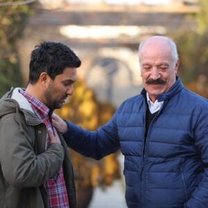 Hamed Behdad Instagram - ما که حال کردیم. چه اون وقتی که یازده سالم  بود تو سینما، رو پرده، عقابها رو ازت دیدم و بعدش رفتی از ایران و عکساتو جمع میکردم و با بتاماکس و وی اچ اس دنبالت میکردیم چه سالها بعد که از غربت برگشتی و تو تالار وحدت دیدمت و از کارم تو اولین فیلمم  تعریف کردی چه همین اواخر که شد یادگاری با هم کار کنیم و شد که خنده ها و سگرمه هاتو ببینیم. تو اون کار خیلی حرفا زدی و خاطره ها گفتی. همه ش تو گوشمه اما از فردین و بهروز و ناصر خیلی یاد کردی. حرف زندگی هم میزدی. مام اون وسط ها میپروندیم خنده میگرفتیم دورت جمع میشدیم و کارو تعطیل میکردیم از حرفات خوش بگذره. روزای آخر کار سریال دل بود که همه گروه رو تو ویلای شمالت دعوت کردی و اومدیم پیشت صفا کردیم.  فکر کنم ماه رمضون بود. افطاری دادی. پاری وقتها حوصله نداشتی  ولی همه‌مید‌ونستن کی هستی و جات کجاست  خودشونو تو دلت جا میکردن. اون اوایل که تازه از غربت اومده بودی ایران یادمه‌ با دوستم علی کاظ جور کردیم تو و فریدون گله همو ببینید شماره تو گرفتم بداخلاق جواب دادی معرفی کردم گوشی و دادم فریدون گله. صدای خنده هاتون میپیچید. من و علی هم مغرور که تونستیم رفقا رو بهم برسونیم. گله اشکاشو پاک کرد گفت سعید خوبی؟ حالت چطوره؟ گفتی فریدون بیا پیشم.  شب سه تایی اومدیم خونه ت الهیه. ما نگاتون میکردیم. میگفتی فریدون یه نقش بهم پیشنهاد شده آه ( پنجه هاتو عین شیر میکردی) ینی از اون نقشهای جنم دار. این روزا دوس نداشتم چهرهء جذاب یک قهرمان سینما رو که همیشه ورزش می‌کرد و تو حالت دیگه ای ببینم اما بهت فکر میکردم و نگرانت بودم. دلم‌میخواست همون قهرمان تنگنا و کافر و عقابها و خط قرمز برام بمونه. زندگیه دیگه. اما یاد تو خواهد بود. فیلمهات. خاطره هات. و چهرهء  کاریزماتیک یک سعید رادی که استثنایی بود و با صدای دوبلهء ایرج ناظریان  چه کیفی داشت تماشا. امروز معین دوستم یه چندتا عکس یادگاری برام فرستاد که شاد بودن. فکر کردم اگر عکسارو نمایش بدم خوب باشه. یادت گرامی.  دوستدار تو حامد بهداد.  به‌ ماه محرم ۱۴۰۳. تهران